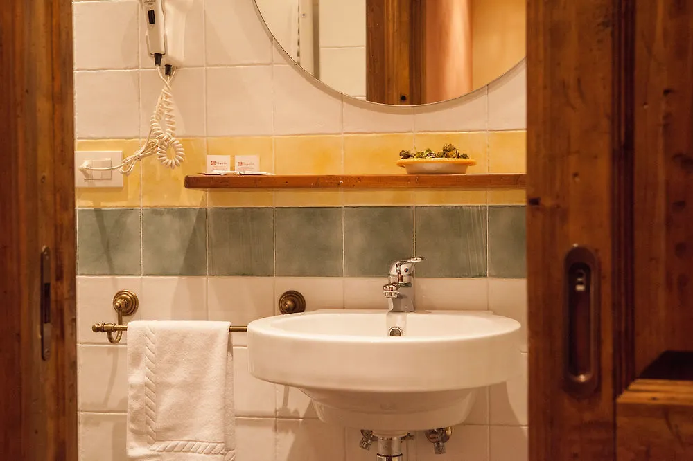 Borgo Dei Corsi Holiday House Реджиолло Отель